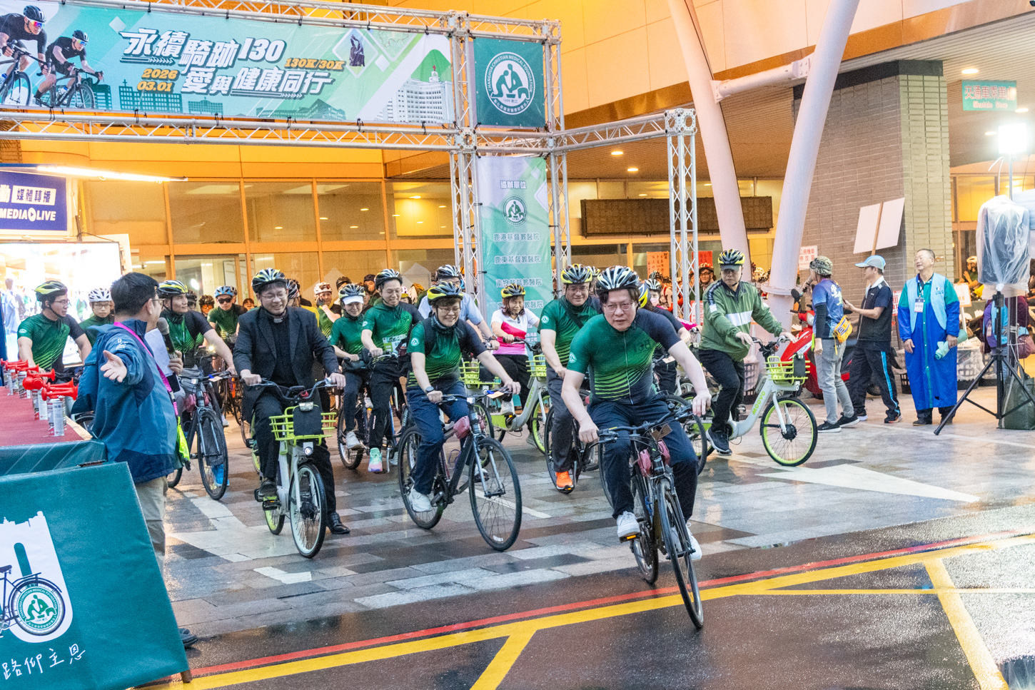 彰基舉辦「永續騎跡130」自行車活動，總院長陳穆寬（前排右二）帶領同仁熱血出發。(圖/彰基提供)
